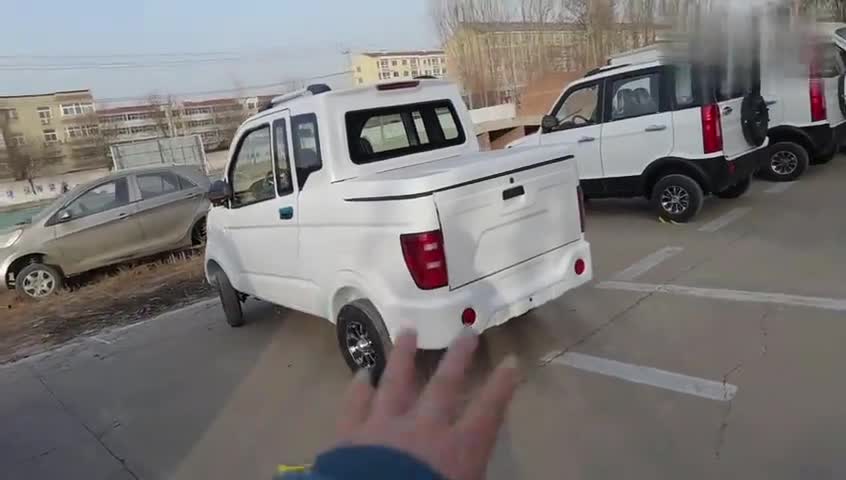 看这车去钓鱼挺好，能拉个600斤鱼，2门4座，自动挡底盘很高啊