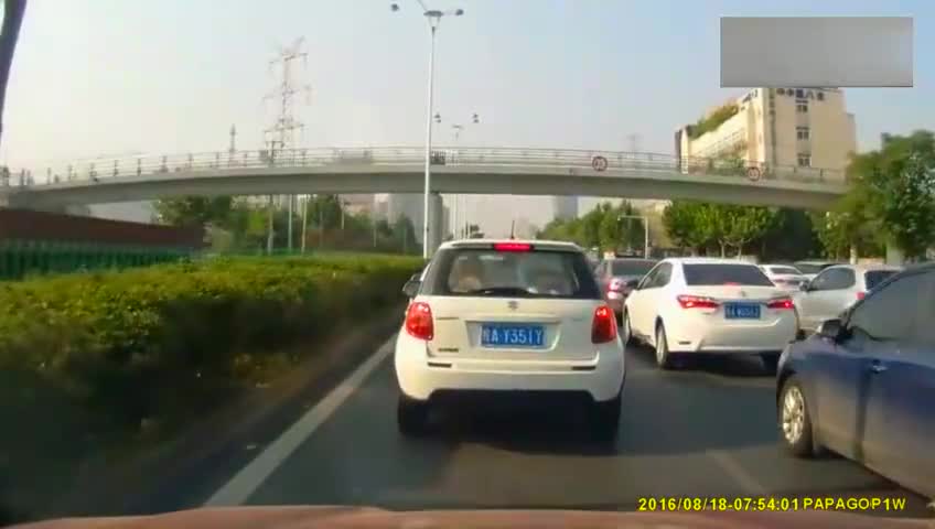 监控实拍，女司机追尾女司机，强中更有强中手