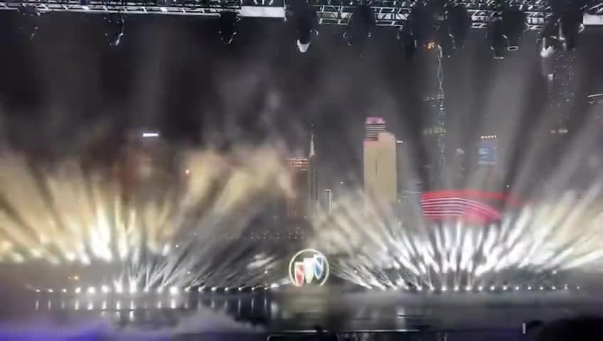 在珠江边，已经提前拉开了车展的帷幕……