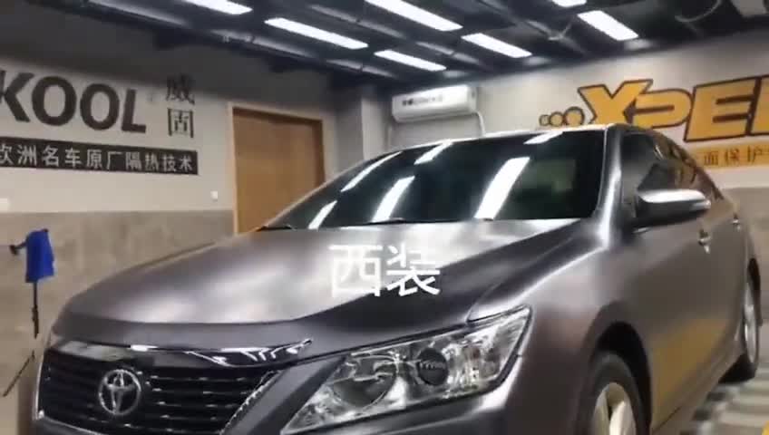 穿上了亮光钛金灰车衣的丰田卡罗