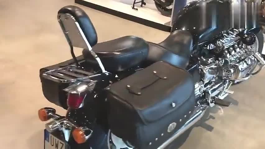 实拍本田六缸太子摩托,霸气十足!