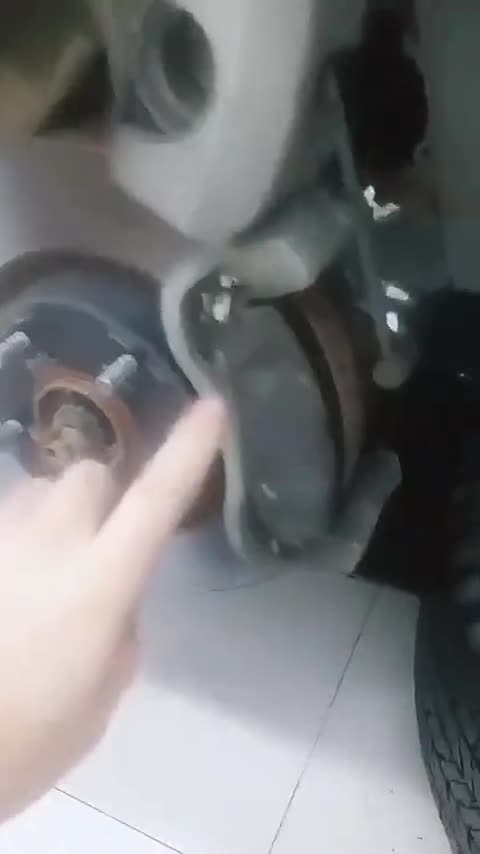 春节汽车保养，检查刹车片注意事