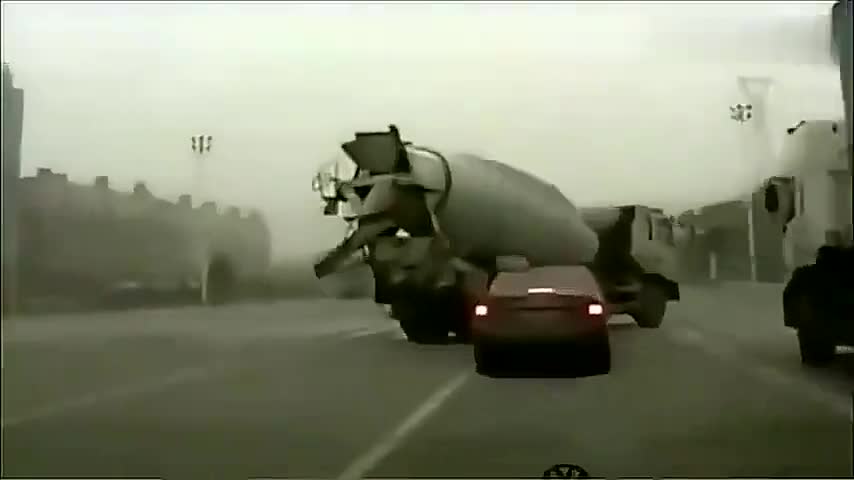 监控实拍：丰田凯美瑞惹怒泥罐车，结果被泥罐车疯狂报复