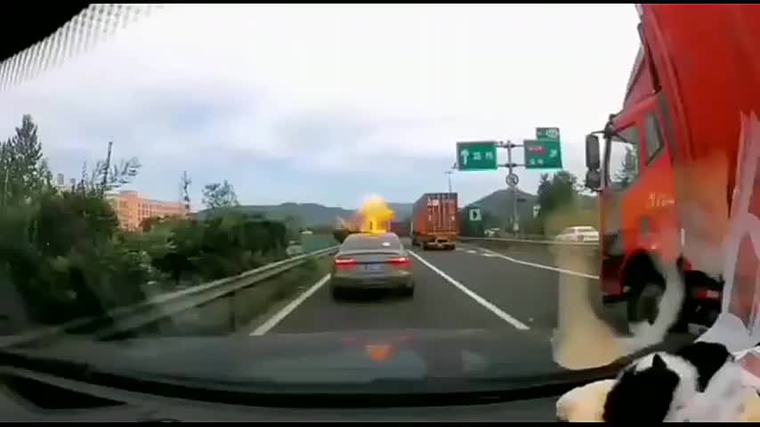 行车记录仪实拍：某一油罐车“爆炸”瞬间