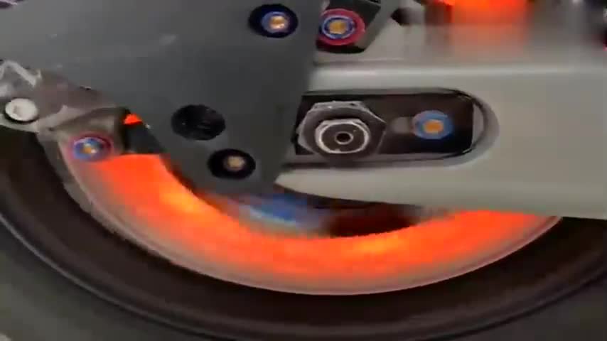 红彤彤的刹车盘，把刹车油放出来后，好车就是不一样？