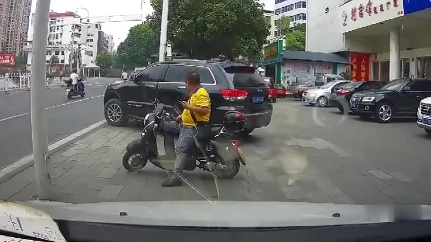 行车记录仪实拍：哈哈，我也被这吉普大哥逗笑了，旁边人都蒙了