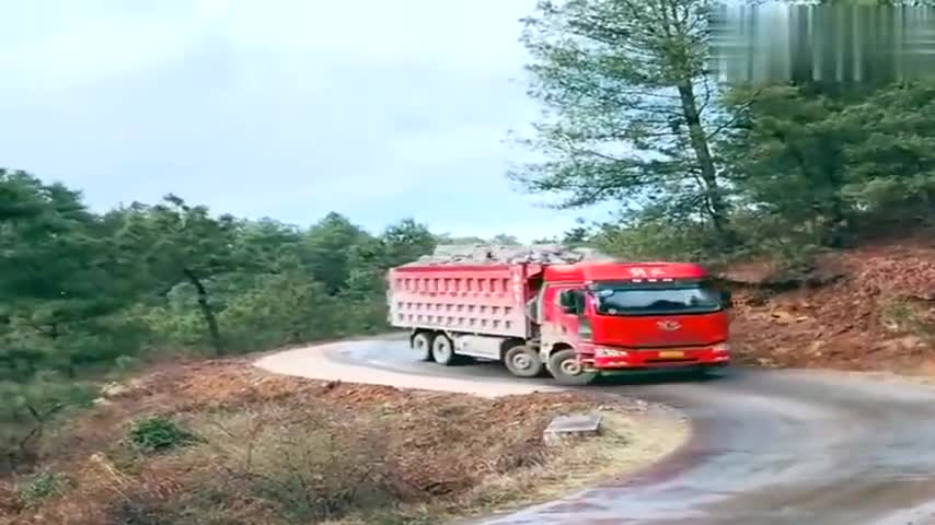 行车记录仪实拍这才是货车老司机，弯一把过，这技术真牛