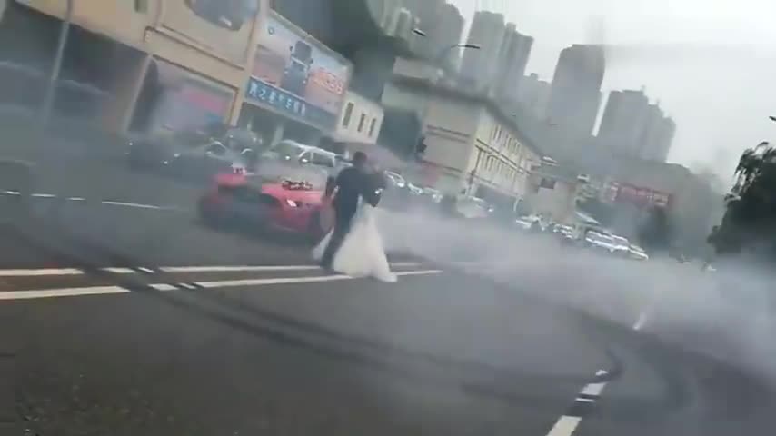 实拍：有钱人的婚纱照，野马跑车原地漂移烧胎，这样能更炫富吗？