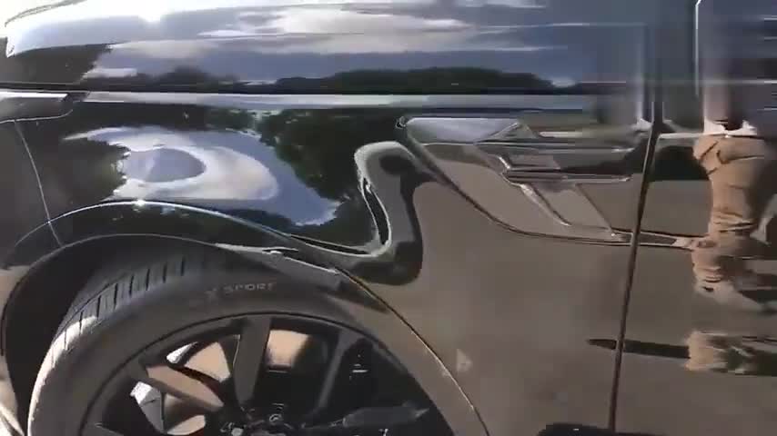 实拍黑色路虎揽胜运动版SVR