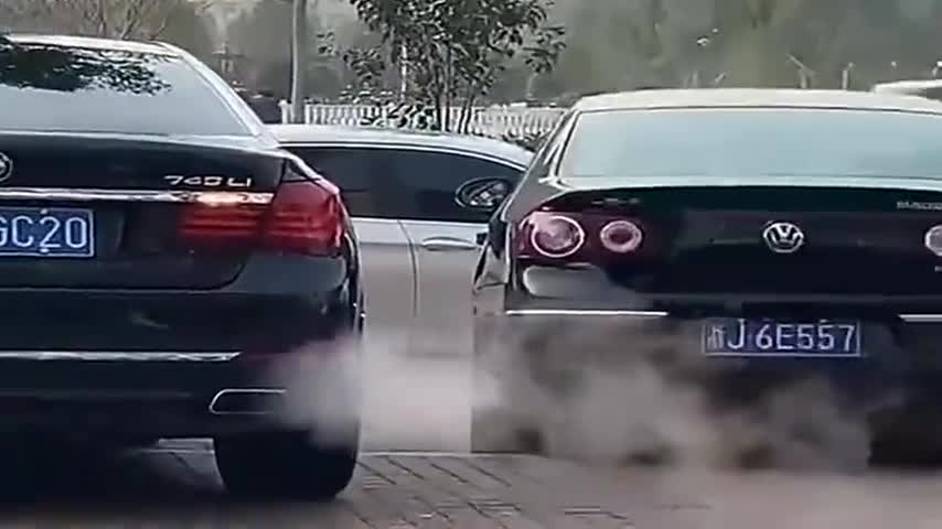 总感觉这辆宝马7系是假的，只有一个排气管冒烟，那边是摆设吗？