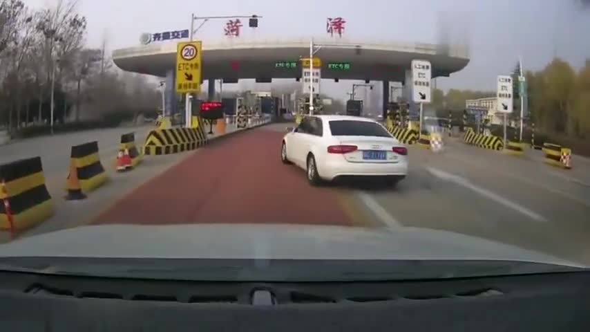 实拍奥迪车突然变道蹭ETC，视频车一个方向盘，完美避开