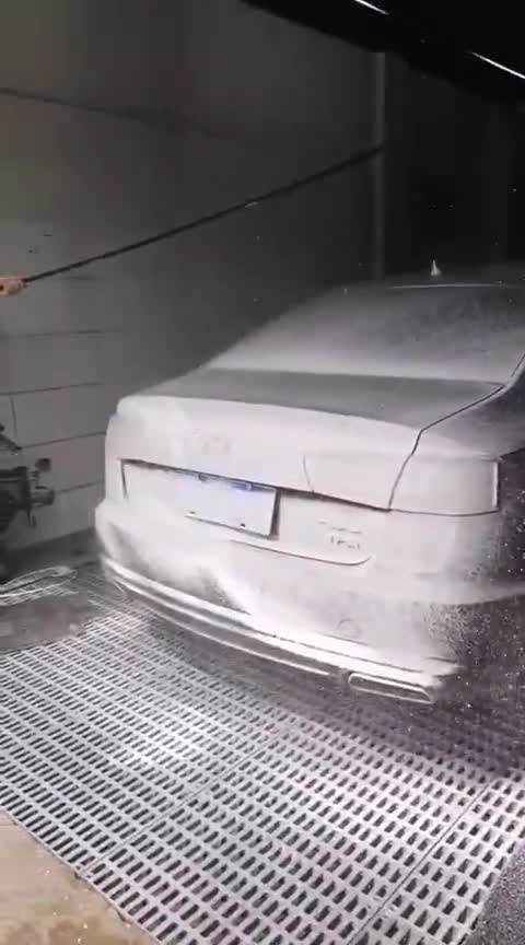 爱车清洗养护进行中。