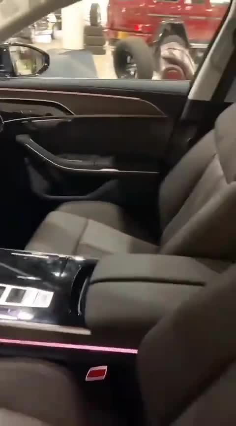 奥迪A8，这就是俺村最贵的车