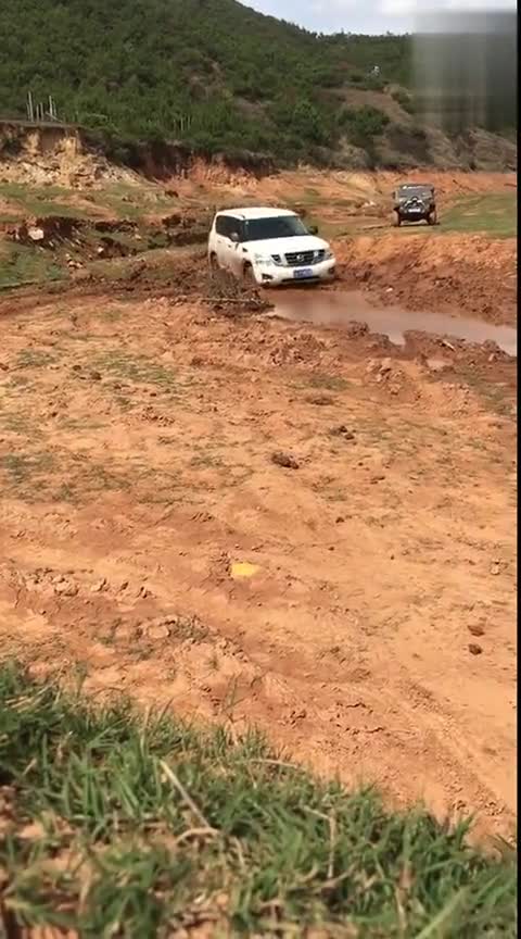 途乐这越野能力一看吓一跳，网友排量大就是任性！