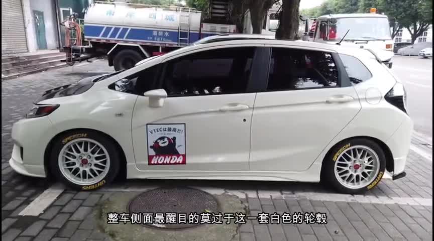 实拍改装飞度白色轮毂配上水滴后视镜，更加运动范！