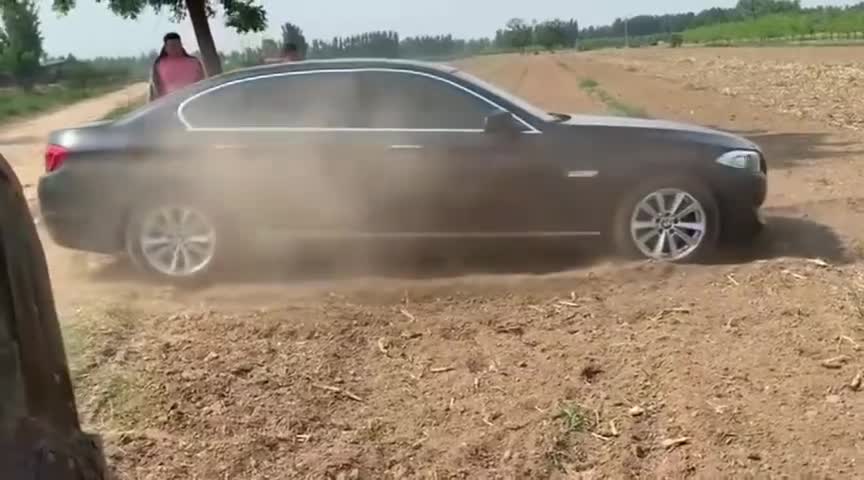 实拍：前方道路堵车，宝马女司机从田里穿越前行，精彩一幕发生了