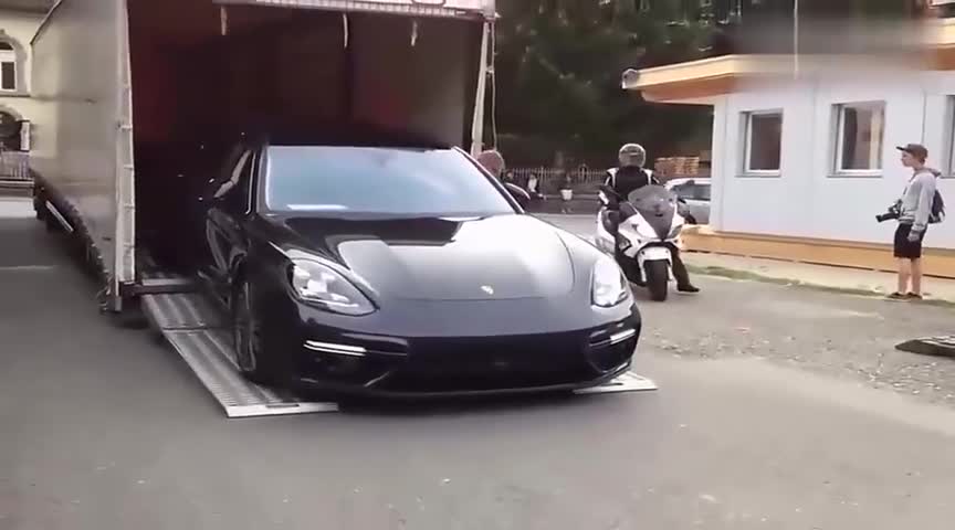 全新保时捷帕拉梅拉正在卸货，看到尾灯时，我心动了