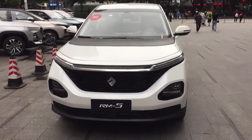 实拍新宝骏RM-5外观，到底是MPV还是SUV？
