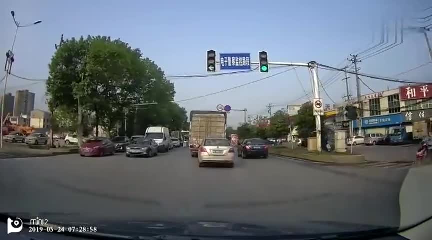 行车记录仪实拍：途观大哥，你的善举使我内心暖洋洋的！