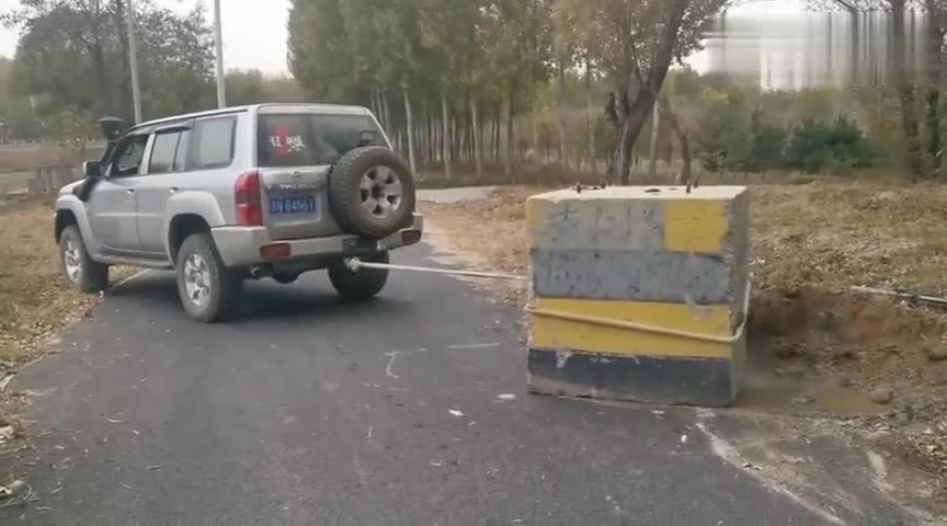 行车记录仪：遇见限宽墩过不去，看大途乐的移墩大法，真是太牛了