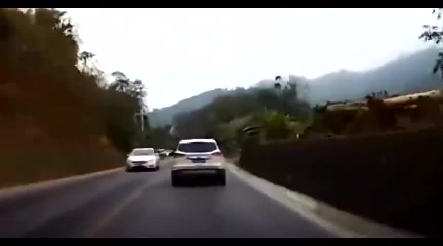 实拍：牛逼面包车，简直防不胜防，小轿车司机只能让他改头换面