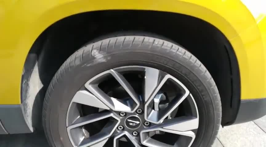 检查轮胎的磨损度，养护爱车