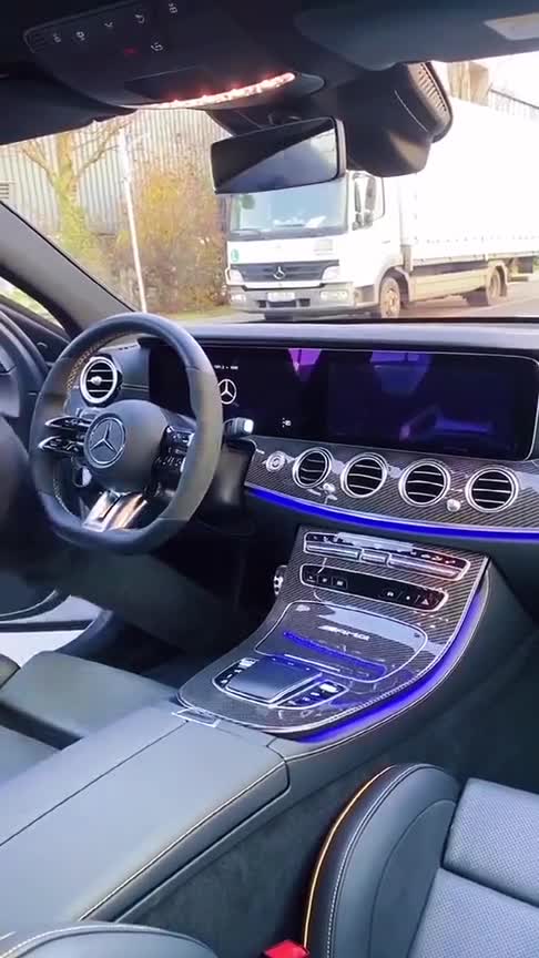 奔驰E级AMG性能车，看到它的内饰设计，奥迪宝马黯然失色！
