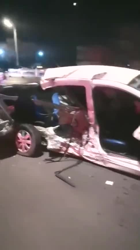 奥迪A8撞起亚K2，两车都报废！