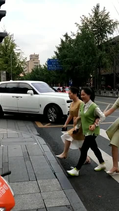 劳斯莱斯库里南礼让行人，路过的小哥哥是寻思明天也去提一台吗？