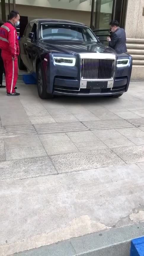 宁愿把门掰坏，也不能碰到劳斯莱斯，全新幻影真的霸气！