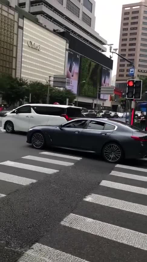 看的出这是一台宝马吗？全新宝马M8上街，气势不输奔驰AMG！