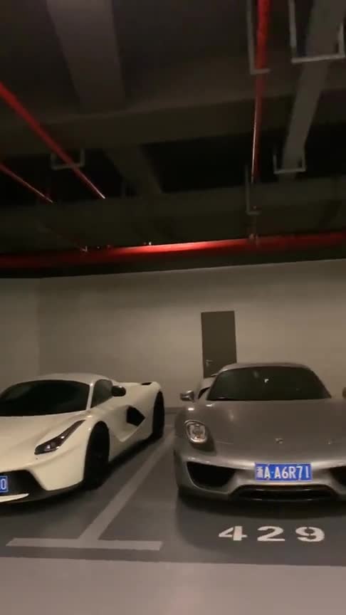 进入这里面感觉就像逛车展，看到这一些豪车超跑，这就是差距