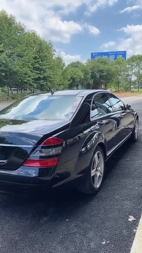 奔驰W221最经典的S级，看到它的尾灯，就知道它当年的霸气！