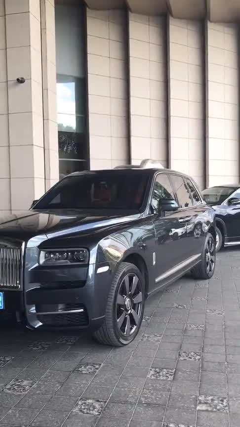 汽车界最贵的SUV，劳斯莱斯库里南，一个车标价值一台思域！