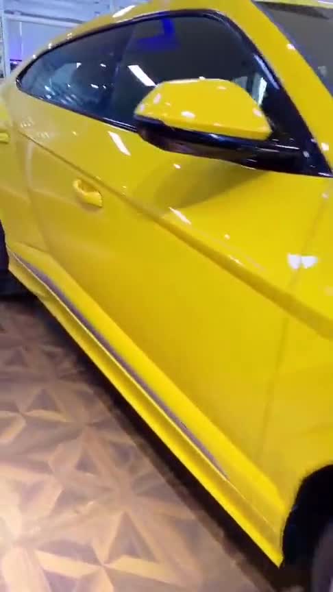 2021款兰博基尼Urus到店实拍，黄颜色外观和内饰看着十分靓丽