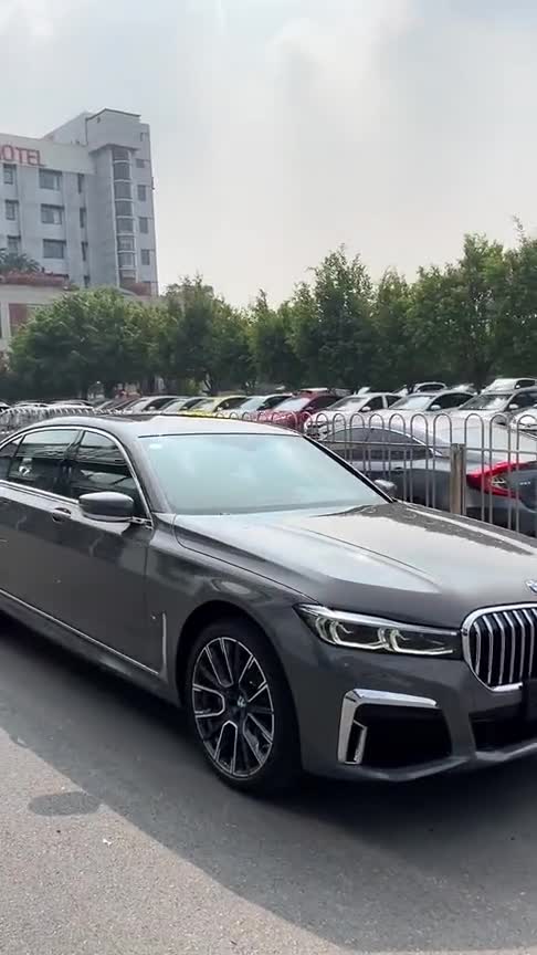 宝马全新7系，当年都说它中网丑，看到实车就知道多霸气！