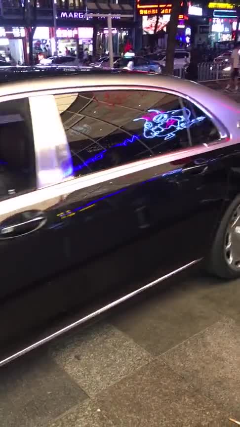 奔驰迈巴赫S680奢华轿车，看到它的轮毂，就知道和S级的区别！