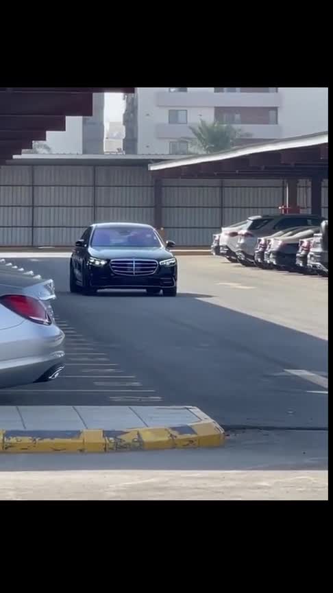 全新奔驰S级街拍颜值真漂亮外观真有气场