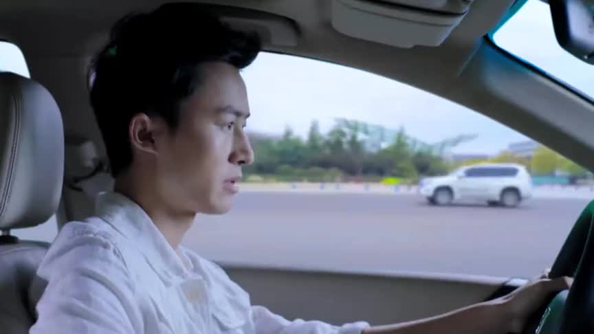 本田撞上宝马，不料富家女不要赔偿，提出一个要求让小伙哭笑不得