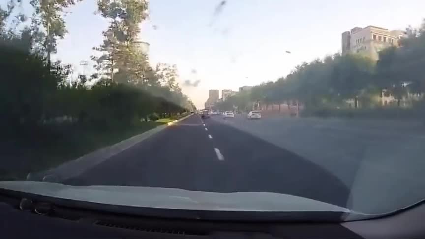 行车记录仪实拍：这位司机打了转向灯，却不料还是被后车猛撞