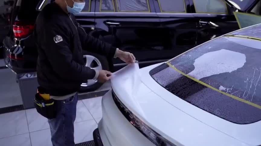 不同视角欣赏贴了车衣的保时捷Taycan