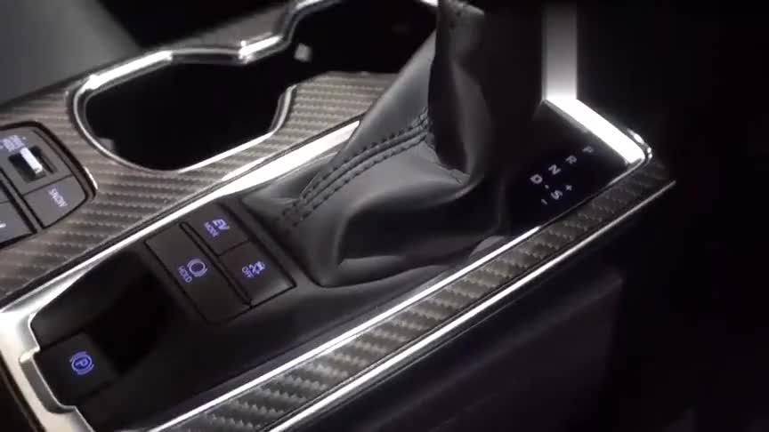 丰田皇冠实车展示，这颜值和内饰