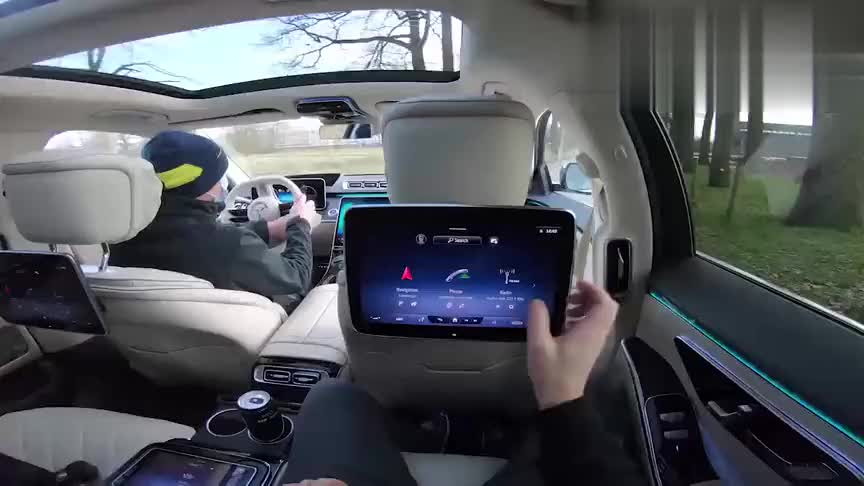 近距离体验2021款奔驰S级，坐进后排亮起氛围灯，霸气开始！