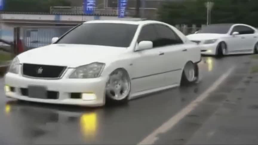 你的超低底盘真的很帅，但是你刮掉保险杠的样子，真的很狼狈