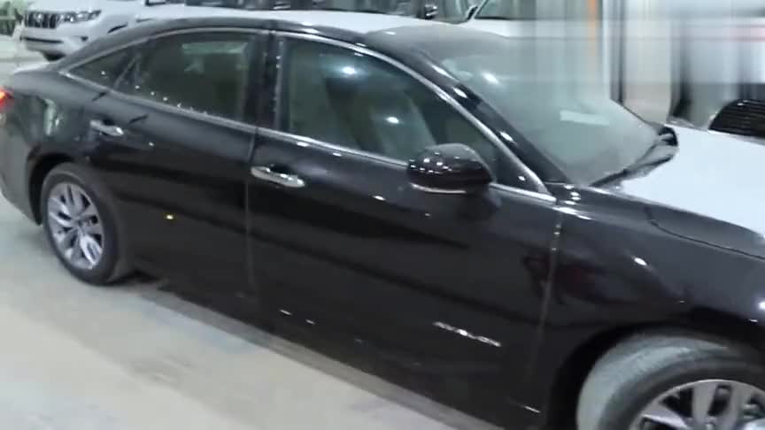 2021款丰田亚洲龙到货实拍，拿到钥匙坐进车内，才知道有多霸气