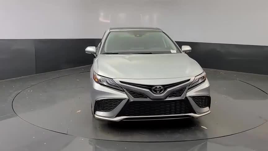 2021款丰田凯美瑞实拍，了解完外观配置，选它还是宝马3系自己定