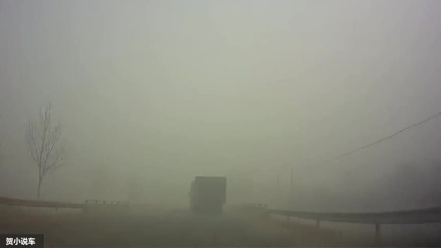 实拍：大雾天，前一秒还在嘚瑟的奔驰，后面是你们想要的结果