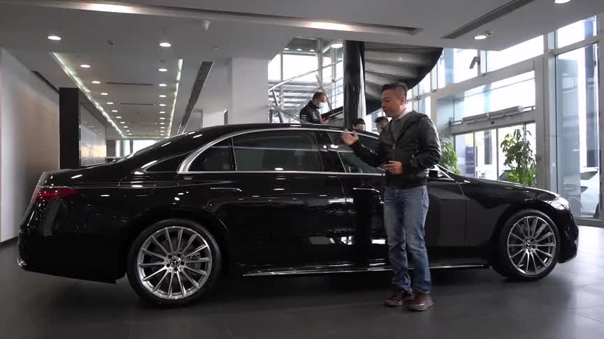 第11代奔驰S级的车身侧面设计别具匠心，让你不得不竖大拇指