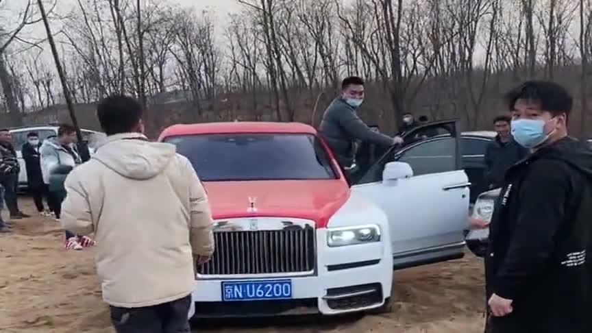 劳斯莱斯库里南，竟然是来救援的，车主穿衣服跟普通人也差不多！
