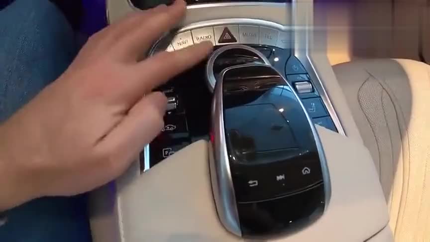 实拍奔驰S560无框车门打开